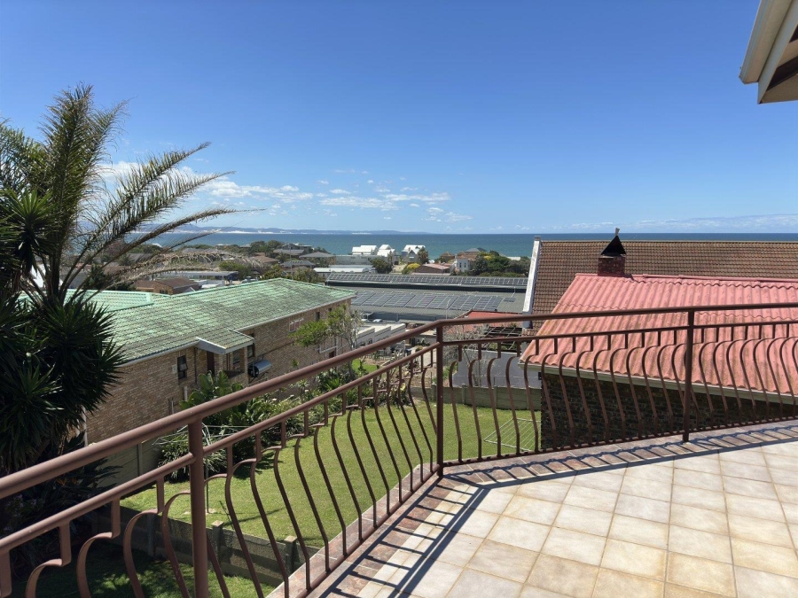6 Bedroom Property for Sale in Wavecrest Eastern Cape